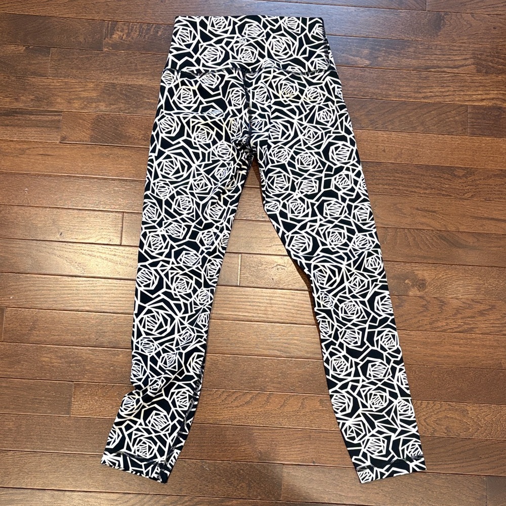Lululemon Leggings Size 4 High Times Posey Black White Geometric Rose Print EUC - Picture 10 of 14